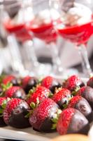 马尔马里斯TUI BLUE Grand Azur的一盘草莓和几杯葡萄酒