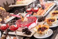 马尔马里斯TUI BLUE Grand Azur的自助餐台上摆满了甜点、馅饼和葡萄酒。