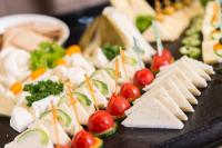 马尔马里斯TUI BLUE Grand Azur的桌子上摆着一堆奶酪开胃菜