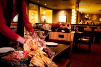 um prato de comida numa mesa num restaurante em Mirabeau Park Hotel em Spokane Valley