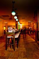 um restaurante com um bar com bancos num quarto em Mirabeau Park Hotel em Spokane Valley