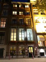 ein Gebäude mit Fenstern und Blumen davor in der Unterkunft Hotel Hoksbergen in Amsterdam