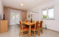 Televízia a/alebo spoločenská miestnosť v ubytovaní Apartments Kraljić I