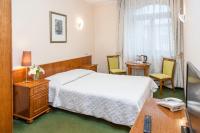 ein Hotelzimmer mit einem Bett und einem Schreibtisch in der Unterkunft Willa Biala Lilia Old Town in Danzig