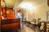 サトゥ・マーレにあるHotel Aramiaの待合室(テーブル、椅子付)