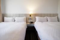 Una cama o camas en una habitaci&oacute;n de Dynasty Hotel