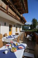 einen Tisch mit Teller mit Speisen auf einer Terrasse in der Unterkunft Hotel am Schloss in Goldegg