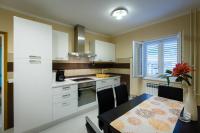 Kuchyň nebo kuchyňský kout v ubytování Apartments Slavko