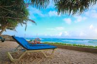 una silla de playa azul sentada en la playa en Haus am Meer &quot;Wilde Ananas&quot;, en Koggala