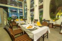 ein Restaurant mit weißen Tischen und Stühlen mit Essen darauf in der Unterkunft The Night Hotel in Siem Reap