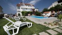 Bazén v ubytování Rooms & Apartments Marinero nebo v jeho okolí
