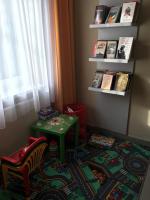 The library in az apartmanhoteleket