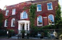 una casa de ladrillo rojo con hiedra. en Hotel Du Vin Poole, en Poole