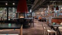 restauracja z kominkiem na środku pokoju w obiekcie Downtown Camper by Scandic w Sztokholmie