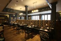 ニューカッスル・アポン・タインにあるHotel Du Vin Newcastleのワイン樽のある部屋にある長いテーブル