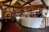 Khu vực lounge/bar tại Manor Court Hotel