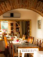 una sala da pranzo con un lungo tavolo e sedie di Aeneas Hotel a Altınoluk