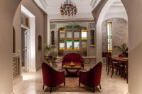 una sala de estar con una mesa y sillas en Maison d&#39;Hôtes Dar Ennassim, en La Marsa