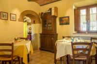 une salle à manger avec deux tables et un grand vaisselier dans l'établissement Agriturismo Borghetto Il Montino, à Rapolano Terme