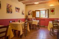 un restaurant avec des tables et des chaises et un tissu de table jaune dans l'établissement Agriturismo Borghetto Il Montino, à Rapolano Terme