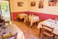 un restaurant avec deux tables à nappes blanches dans l'établissement Agriturismo Borghetto Il Montino, à Rapolano Terme
