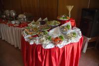 una mesa con muchos platos diferentes de comida en ella en Beach Luxury Hotel, en Karachi