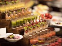 een buffet met drankjes en hapjes bij Amagi Aria Airport Transit Hotel in Negombo
