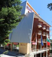 un edificio con banderas en el frente en Dafovska Hotel, en Pamporovo