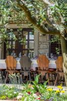 een tafel en stoelen in een tuin met een tafel en stoelen bij Bed & Breakfast Daniela in Veleniki