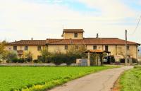 Una casa grande con un campo verde al lado de una carretera. en Mina House, en Campi Bisenzio