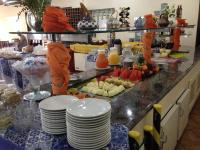 un buffet con piatti di cibo su un bancone di Tureck Garten Hotel a Corupá