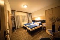 Łóżko lub łóżka w pokoju w obiekcie Hotel Garni Wolfgang