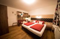 Łóżko lub łóżka w pokoju w obiekcie Hotel Garni Wolfgang