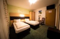 Łóżko lub łóżka w pokoju w obiekcie Hotel Garni Wolfgang