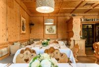 comedor con mesa y mantel blanco en Bauer Hotel und Restaurant, en Feldkirchen