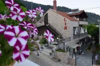 Un edificio con flores moradas en el frente. en Studios Lia Adults Only -Fully Renovated, en Chrysi Ammoudia