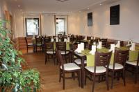 un restaurant avec des tables et des chaises dans une salle dans l'établissement Landhotel Oßwald, à Kirchheim am Ries