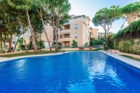 Bazén v ubytování Elviria beach front apartment nebo v jeho okolí