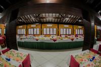 Acrópolis Marina Hotel في انغرا دوس ريس: غرفة مع طاولة مع أطباق من الطعام