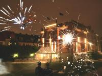 un hombre parado frente a un edificio con fuegos artificiales en Hotel-Park-Residenz, en Aschersleben