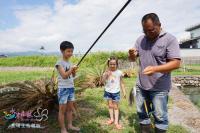 a man and two children with a fishing pole at River Forest Leisure Farm in Dongshan
