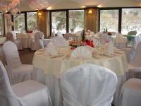 uma sala de jantar com mesas e cadeiras brancas em Park Villa Hotel em Vilnius