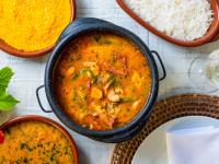 a pot of chicken curry and rice on a table at Barra do Piuva Porto Hotel in Ilhabela