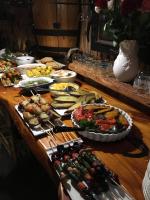 プレッテンバーグ・ベイにあるTNiqua Stable Innのさまざまな種類の食べ物が並んだテーブル