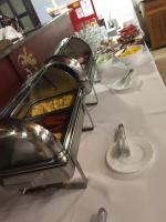 una línea de buffet con dos bandejas de comida en una mesa en Penzión Kachelman, en Banská Štiavnica