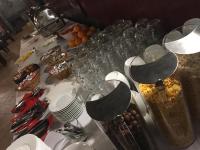 Una mesa cubierta con platos y vasos de comida en Penzión Kachelman, en Banská Štiavnica