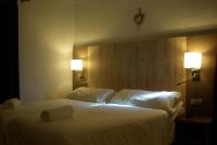 A bed or beds in a room at Hostal La Cabanya