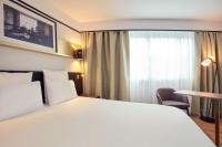 Ein Bett oder Betten in einem Zimmer der Unterkunft Mercure Paris Saint-Ouen