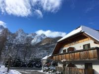 クランスカ・ゴーラにあるRute Hotel and Apartmentsの雪山のシャレー