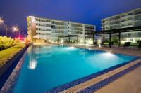 Una gran piscina frente a un edificio por la noche. en Real Colonia Hotel &amp; Suites, en Colonia del Sacramento